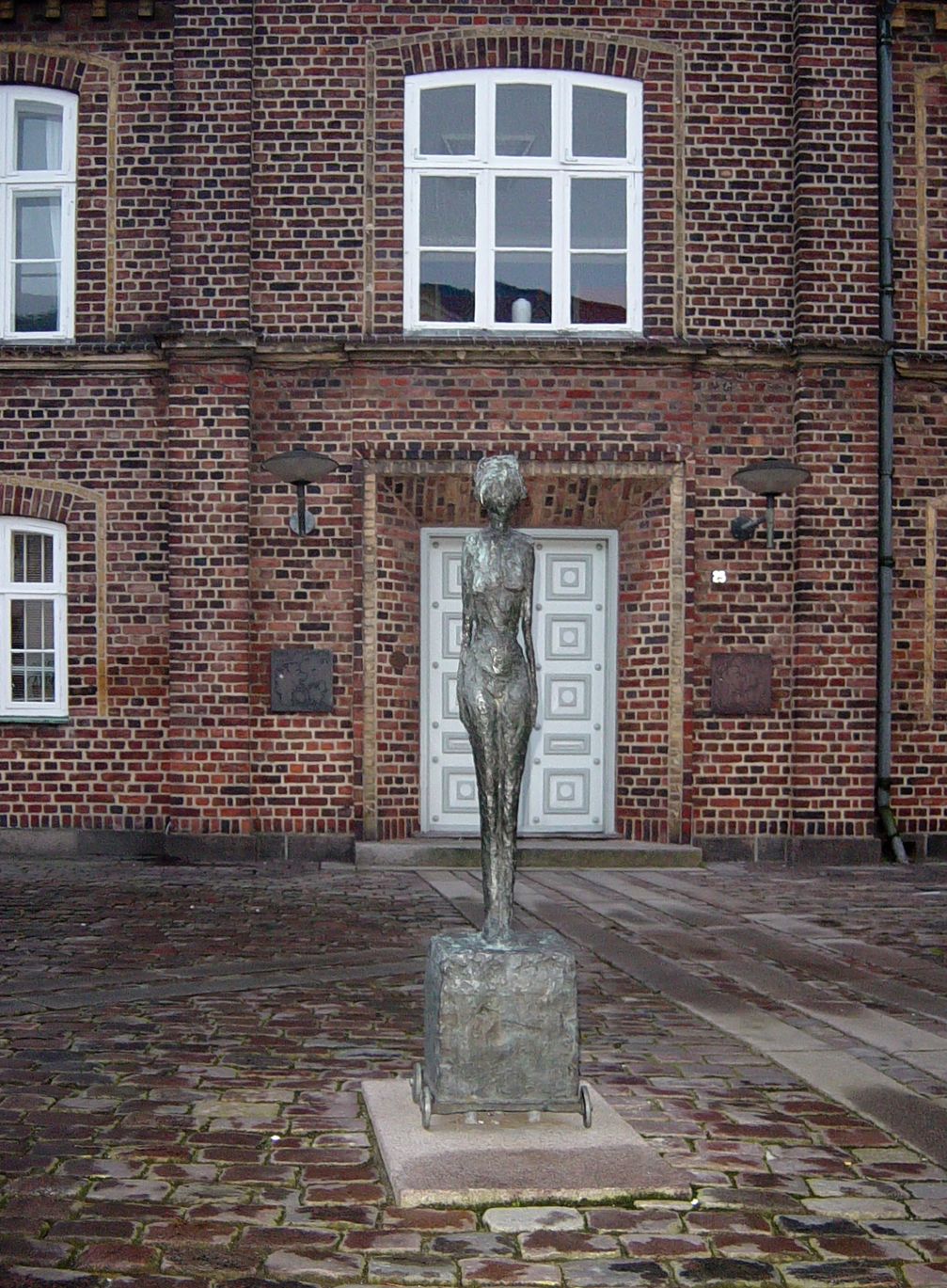 Frau auf dem Wagen, Bronzeguss nach dem 1942/43 entstandenen Gips vor dem Rathaus in Holstebro, Dänemark