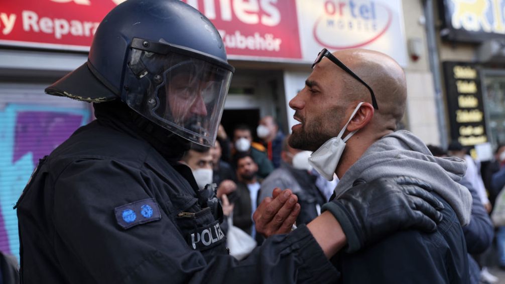 Berliner Polizist in der direkten Ansprache einer möglichen "irregulär eingereisten Person".  Bild: Gettyimages.ru / Sean Gallup / Staff