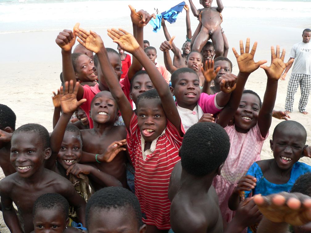 Kinder in Anamabu Beach in Ghana. Etwa die Hälfte der Bevölkerung ist unter 16 Jahre alt.