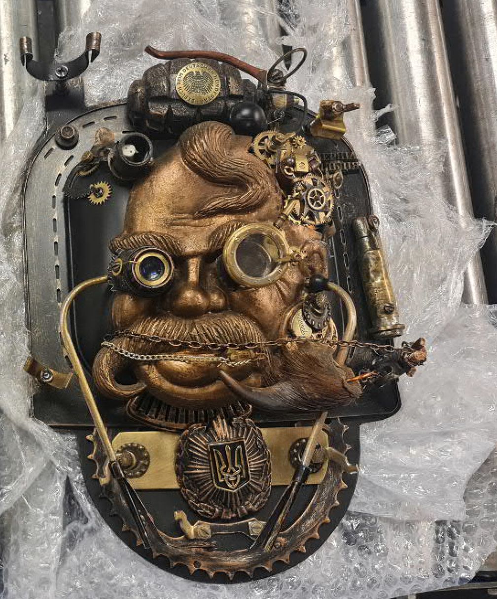 Steampunk-Skulptur mit unbrauchbar gemachter Handgranate Bild: Polizei