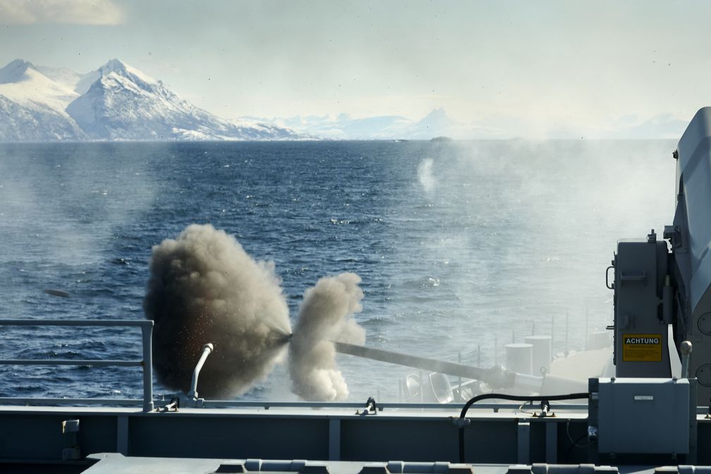 Landzielschießen, Naval Gunfire Support (NGS) mit dem Marinegeschütz Ota 76/62 Compact der Fregatte Hamburg im Rahmen der Missile Firing Exercise (MFE) Andoya 21. Bild: Volker Muth