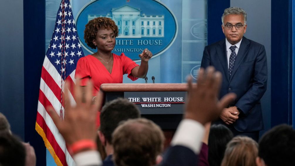 Der COVID-19-Koordinator der US-Regierung Ashish Jha und Karine Jean-Pierre, Pressesprecherin des Weißen Hauses, während eines Pressebriefings im Weißen Haus in Washington, D.C., USA im Juli 2022