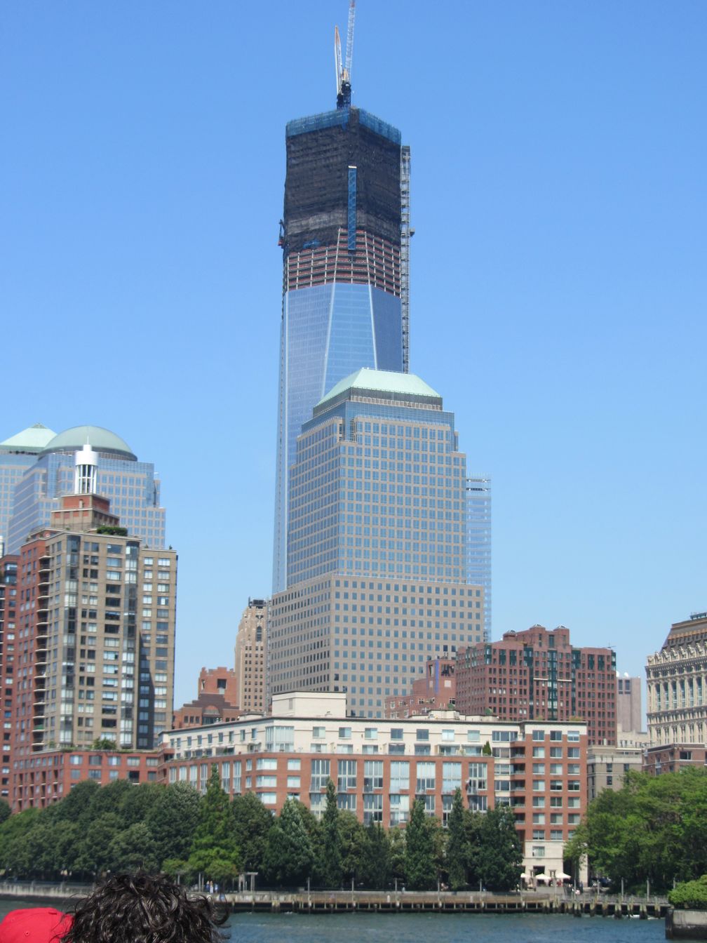 Das One World Trade Center am 8. Juli 2012, davor das World Financial Center