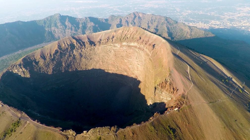 Vor fast 2000 Jahren brach der Vulkan Vesuv aus und begrub die damals blühende antike Stadt Pompeji unter Lava, Schlamm und Asche.  Bild: "obs/ZDFinfo/ZDF/Nicolas Brénéol"