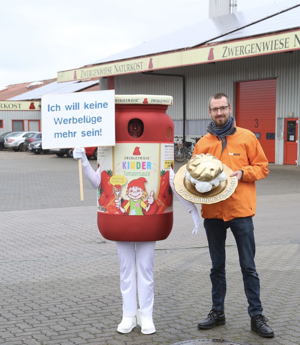 Übergabe des Goldenen Windbeutels an Zwergenwiese in Silberstedt. Bild: "obs/foodwatch e.V./foodwatch / Udo Fischer"