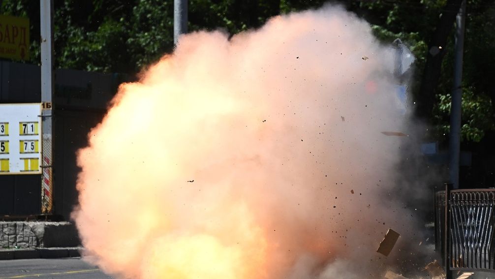 Explosion einer "Lepestok"-Antipersonenmine im zentralen Stadtteil von Donezk (31.07.22)