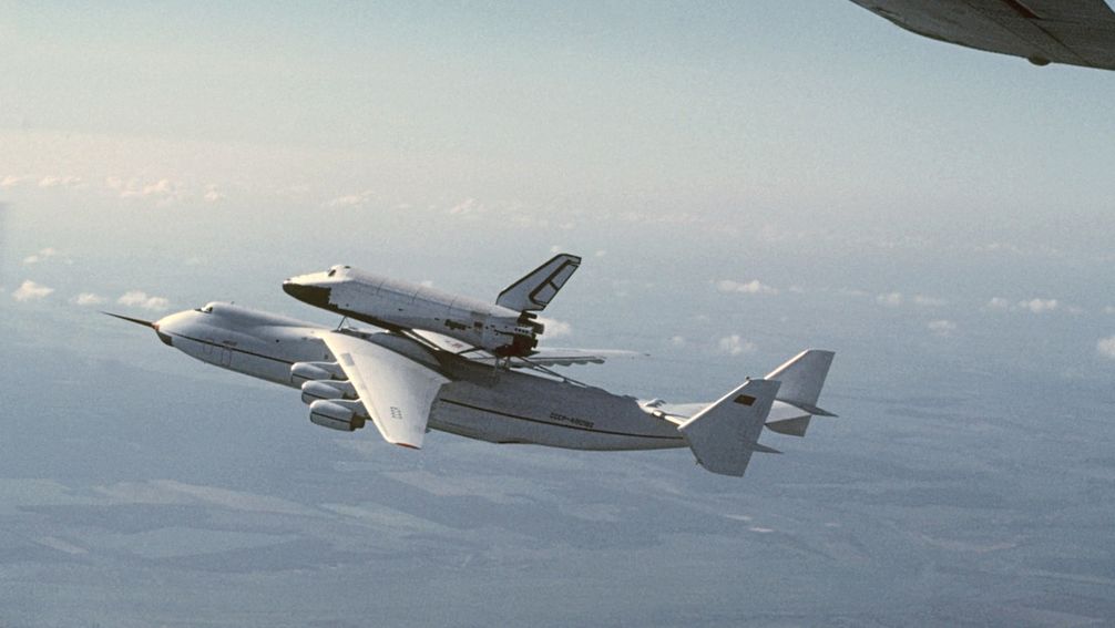 Das größte Frachtflugzeug der Welt, die Antonow An-225 Mrija (Traum), mit dem wiederverwendbaren Raumgleiter Buran huckepack bei einem Überführungsflug vom Kosmodrom Baikonur nach Kiew (19. Mai 1989) Bild: Sputnik / Igor Kostin/RIA Nowosti