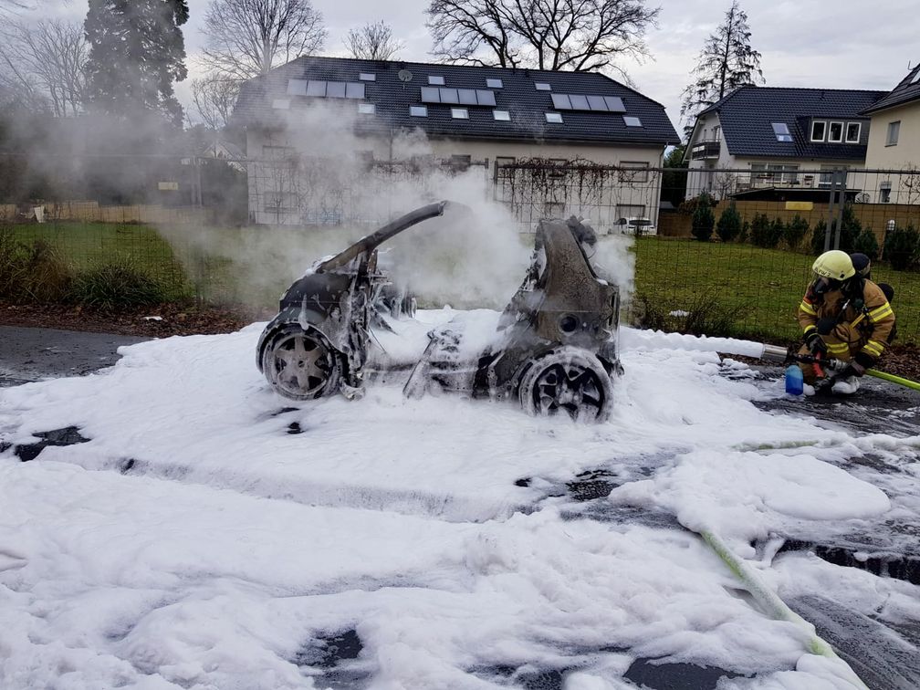 PKW-Brand im Stadtteil Lustheide von Bergisch Gladbach Bild: Feuerwehr