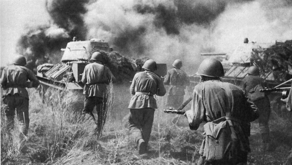 Soldaten der Roten Armee während einer Gegenoffensive in der Schlacht bei Kursk, Juli 1943