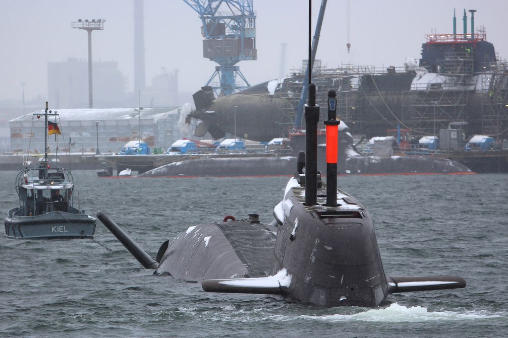 Erste Tauch- und Kränkungsversuche von U 35 bei HDSW in Kiel, Uboot der 212A-Klasse sind in Eckernförde stationiert. Bild: Marine