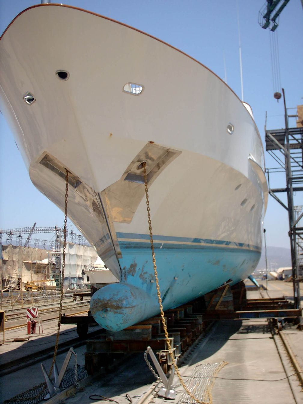 Schiffsrumpf zur Reparatur (Symbolbild)