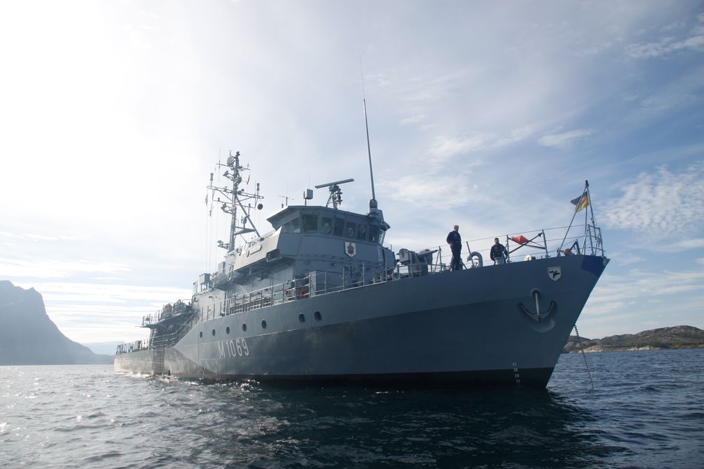 Das Minenjagdboot M 1069 Homburg ankert mit frischer blauer Nase, welche von der Überquerung des Polarkreises zeugt Bild: Bundeswehr / Friedrich Weishaupt Fotograf: Tanja Wendt