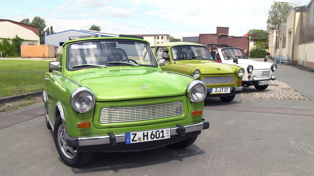 Trabis auf dem früheren Gelände des Automobilwerks Sachsenring, Zwickau. Bild: "obs/SWR - Südwestrundfunk"