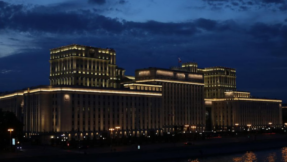 Das Gebäude des russischen Verteidigungsministeriums in Moskau bei Nacht (Screenshot)  Bild: RT / Михаил Почуев/ ТАСС / https://tass.ru/armiya-i-opk/16335637