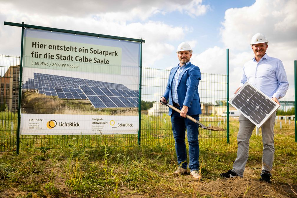 Calbes Bürgermeister Sven Hause beim Spatenstich mit LichtBlick COO Dr. Enno Wolf (v. l. n. r.). Bild: LichtBlick SE Fotograf: LichtBlick SE