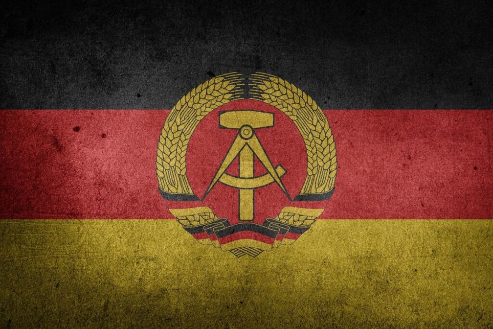 Symbol für Unrecht, Unterdrückung und sozialistische Menschenverachtung: Die Flagge der "DDR"