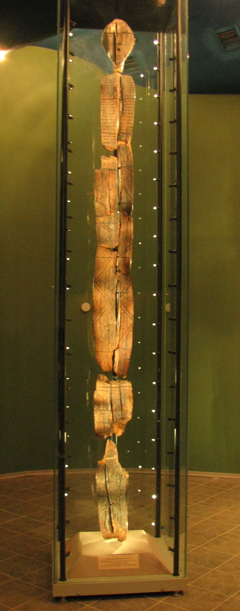 Das Holzidol aus dem Schigir-Moorausgestellt im Heimatmuseum Jekaterinburg