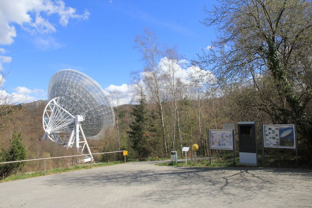 Besucherpavillon des Radioteleskops: Station “Sonne” des Planetenwegs mit insgesamt 11 Stationen: Sonne, acht Planeten, Zwergplanet Pluto und der Nachbarstern Sirius als transatlantische Erweiterung.
Quelle: Norbert Junkes, MPIfR (idw)