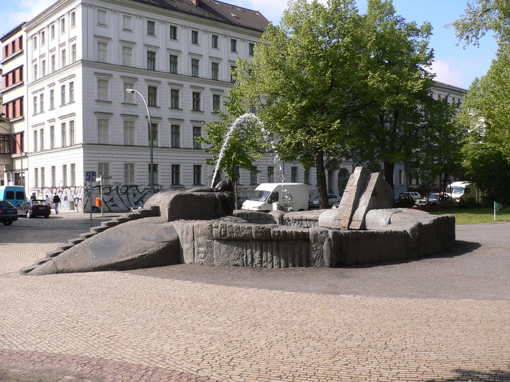 Berliner Oranienplatz: Der Drachenbrunnen an der nördlichen Seite des Platzes