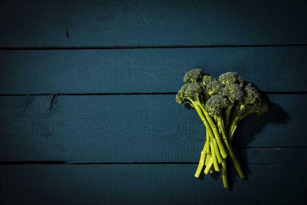 Brokkoli vor dem Kochen klein schneiden und etwas liegen lassen Bild:     Wort & Bild Verlag - Gesundheitsmeldungen
