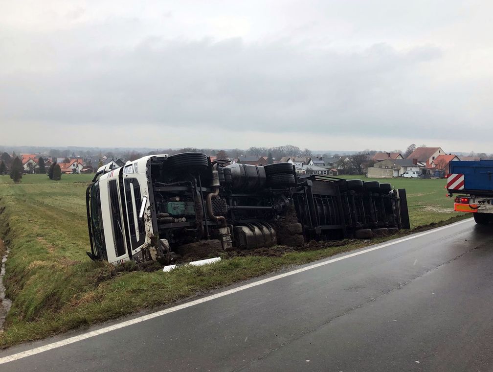 Der mit Möbelteilen beladene Sattelzug kippte auf die Seite. Bild: Polizei Minden-Lübbecke