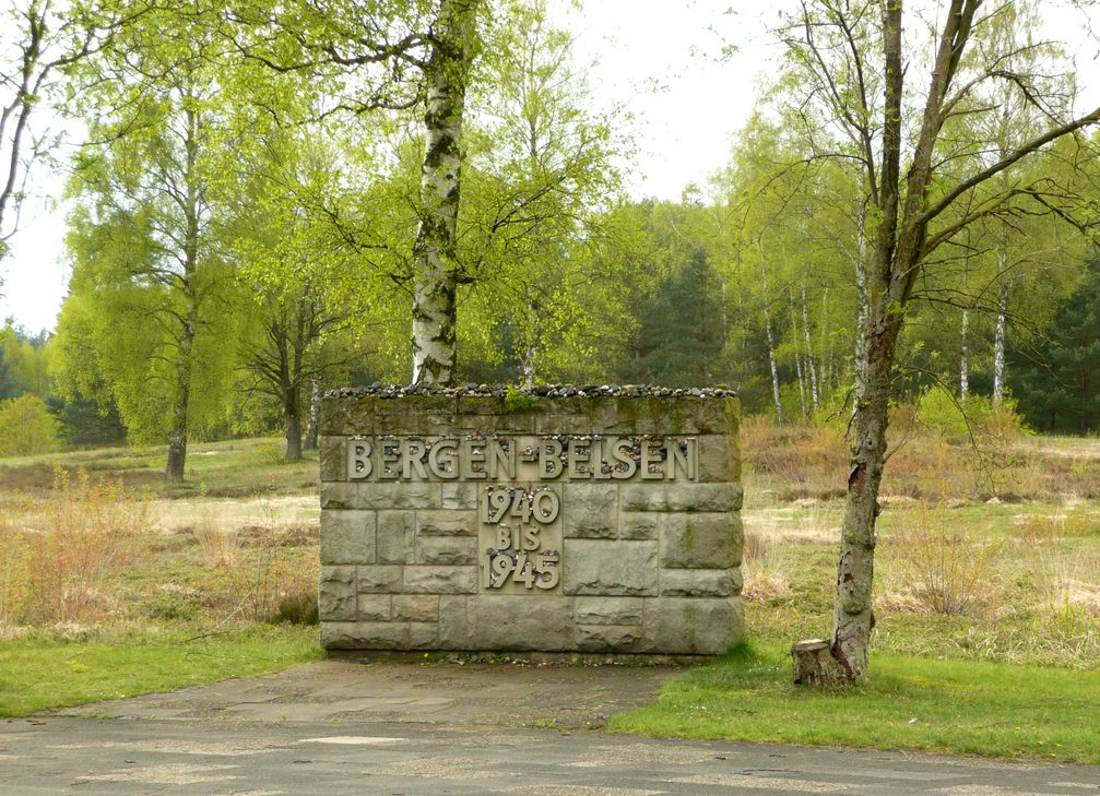 Gedenkstein am Eingang zum Friedhof auf dem historischen Lagergelände