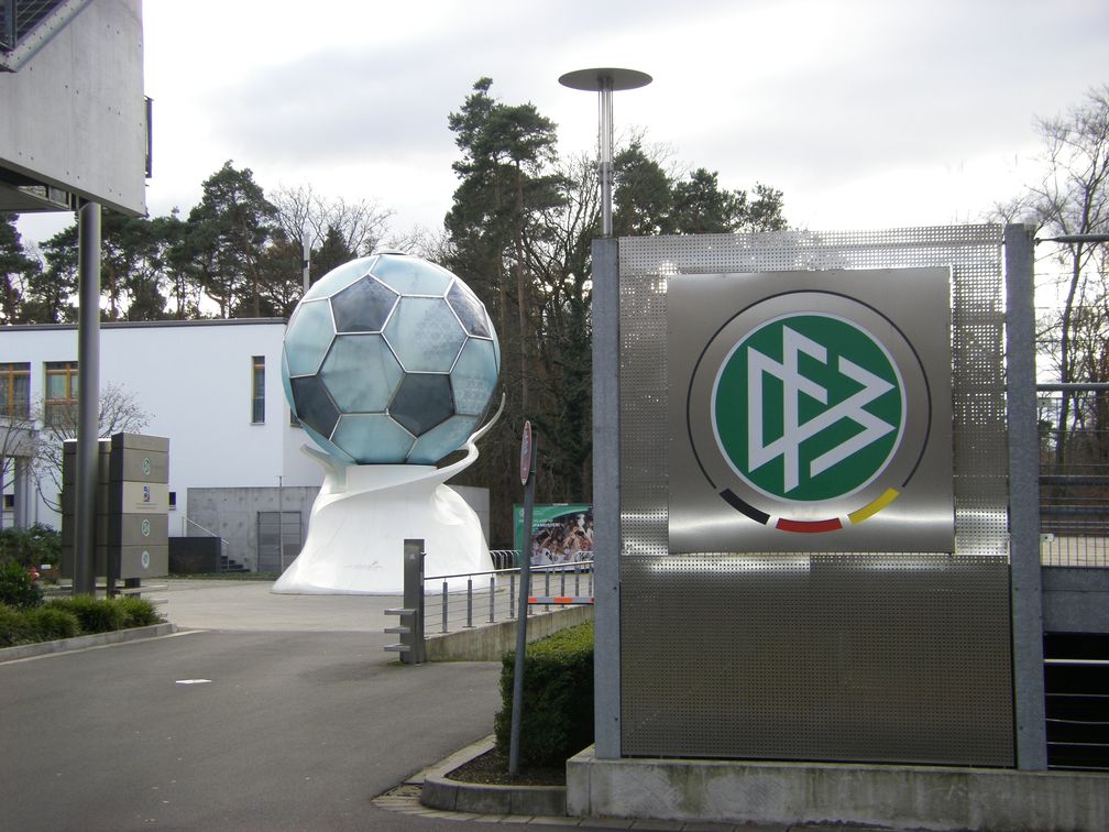 Eingangsbereich der DFB-Verwaltung in Frankfurt-Niederrad unweit dem Deutsche Bank Park