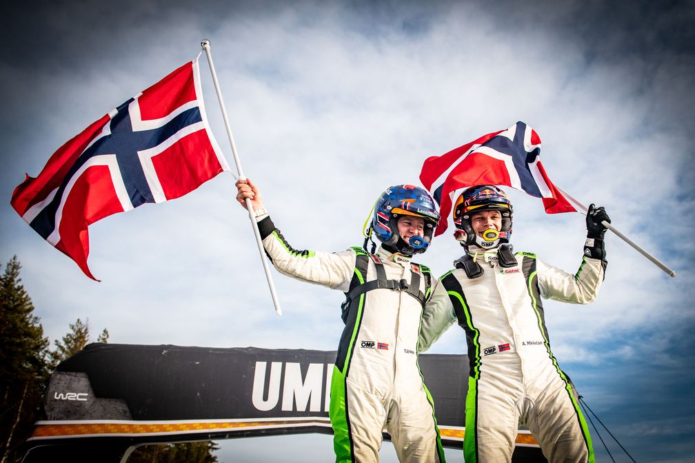 Zum zweiten Mal in der laufenden Saison der Rallye-WM feierten Andreas Mikkelsen (r.) und Beifahrer Torstein Eriksen (SKODA FABIA Rally2 evo) den Sieg in der Kategorie WRC2.  Bild: SMB Fotograf: Skoda Auto Deutschland GmbH