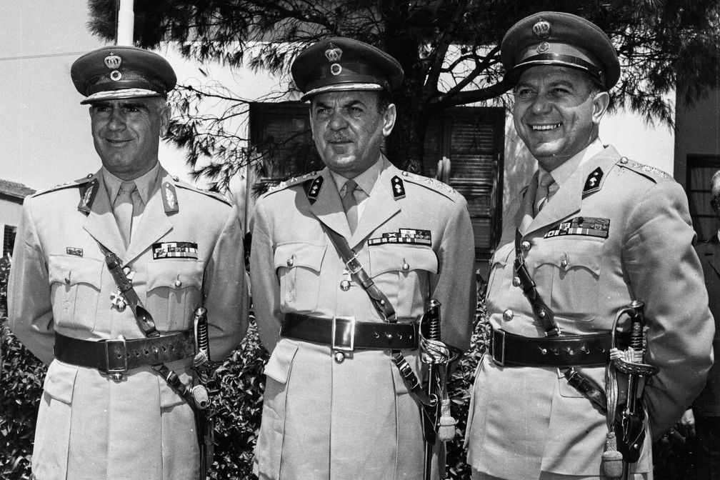 Oberst Georgios Papadopoulos (M.), Brigadegeneral Stylianos Pattakos (l.) und Oberst Nikolaos Makarezos (r.)  Bild: ZDF/Keystone/Hulton Archive/Getty Images Fotograf: ZDFinfo