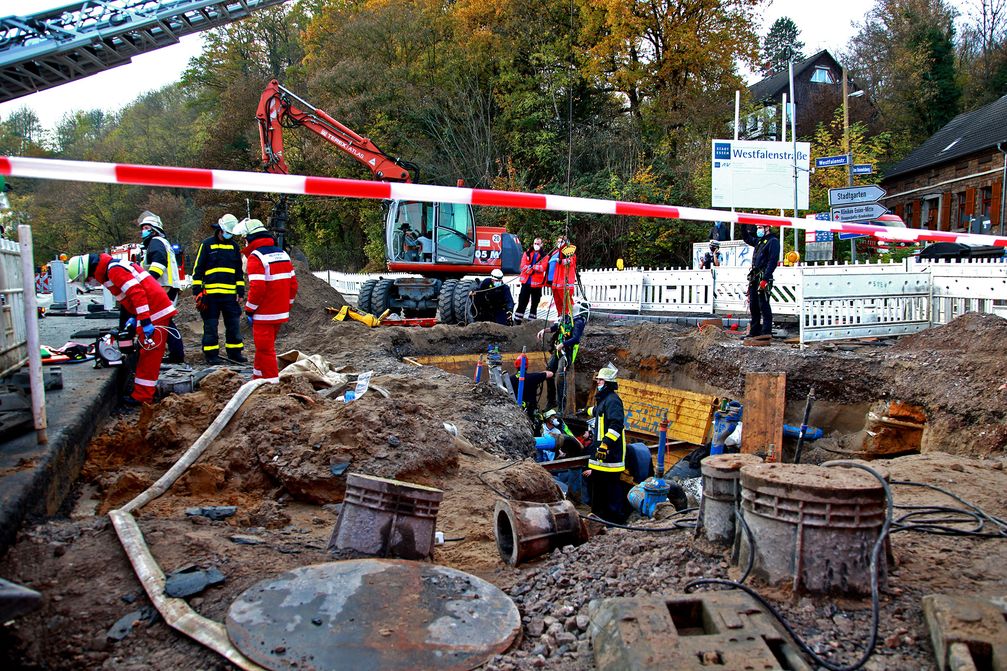 Die Einsatzstelle in der Totale. Mit einer Rettungswindel wurde der Patient mit Hilfe der Drehleiter aus der vier Meter tiefen Grube gerettet. Bild: Mike Filzen