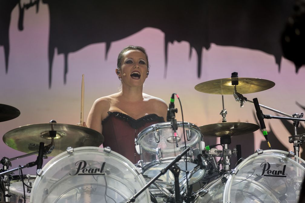 Schlagzeugerin Katha Mia von der Band Mono Inc. (2019)