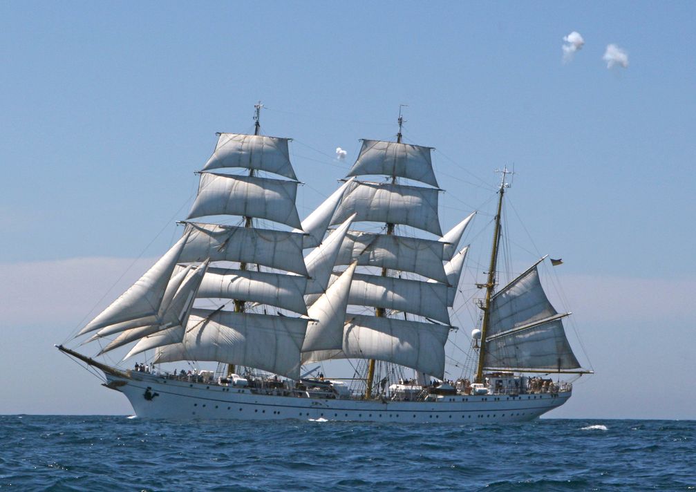 Die GORCHFOCK trifft im Nordatlantik auf das Kolumbianische Segelschiff Gloria. Bild: Marine