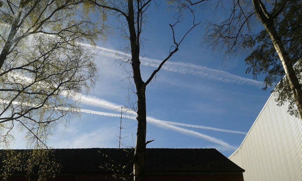 Chemtrails am Himmel über Bergedorf bei Hamburg im Jahr 2015