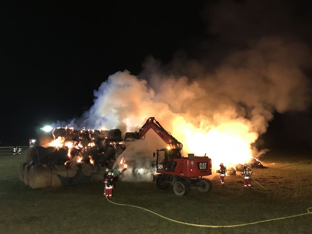 Baggereinsatz beim Heuballenbrand Bild: Markus Fritsch Kreisfeuerwehrverband Calw e.V.