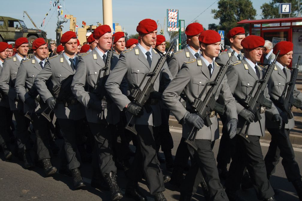 Soldaten der Fernmeldetruppe im Dienstanzug