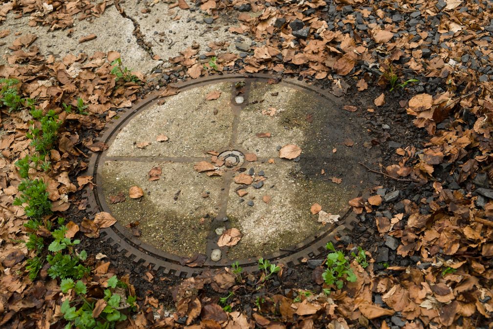 Sprengvorrichtun: Schachtdeckel einer Trichtersperre in der Rhön