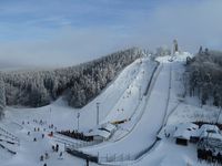 Blick aus Sessellift Quick-Jet am Poppenberg zum Herrloh mit St.-Georg-Schanze, Sessellift und Pisten im Skiliftkarussell Winterberg (Winter)