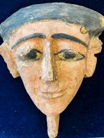 Stil, Bearbeitung und Form dieser Sargmaske lassen auf die Dritte Zwischenzeit beziehungsweise Spätzeit des Alten Ägypten schließen, circa 700 bis 300 vor Christus. Bild: Polizei