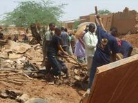Nach den Fluten und dem Dammbruch: Helfer von CARE und anderen Organisationen beim Beseitigen der Zerstörung in Agadez im Norden des westafrikanischen Landes Niger. Bild: CARE