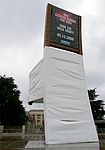 Während der UN-Waffen- kontrollverhand- lungen im November 2008 wird der Broken Chair verhüllt - als Mahnung, den geplanten Streubomben-Verbotsvertrag von Oslo nicht zu schwächen. Bild: © Handicap International