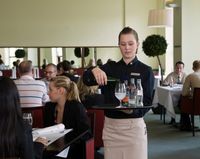  Ob in der Gastronomie oder in anderen Branchen – Schüler und Studierende sind auch im Ferienjob oder im Praktikum beitragsfrei unfallversichert. (c) DGUV