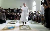 Seyran Ates ist Gründerin, der ersten liberalen Moschee, der Ibn-Rushd-Goethe-Moschee in Berlin. In der Moschee beten und predigen Frauen und Männer gleichberechtigt. Bild: "obs/ZDF/Michael Sohn"