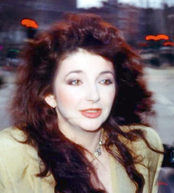 Kate Bush, 1986 Bild: Image courtesy of a user of the [http://thehomegroundandkatebushnewsandinfoforum.yuku.com/topic/9239/t/Non-copywrited-photo-needed-for-Kate-s-Wikipedia-articl / de.wikipedia.org