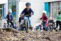 Über Stock und Stein: Kinder testen die Fahrräder