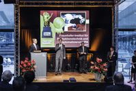 Verleihung des handling award 2014 am 7. Oktober auf der Messe Motek in Stuttgart.
Quelle: Quelle: Fraunhofer IPA (idw)