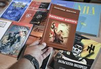 Archivbild: ukrainische neonazistische Publikationen, hier aus der Bibliothek der Berdjansker Pädagogischen Universität. Bild: Konstantin Michaltschewski / Sputnik