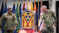 Oberst Bruce Bredlow (rechts) übernahm am 6. Oktober 2022 in einer Zeremonie in der Sembach Kaserne das Kommando über die neue Luftabwehrartilleriebrigade der US-Armee. Bild: US Army