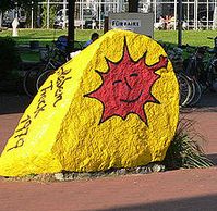 Gorleben-Stein vor dem Pavillon in Hannover, aufgestellt 1979 beim Gorleben-Treck der „100.000“ in die Landeshauptstadt. Bild: Axel Hindemith / de.wikipedia.org/