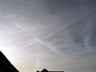 Der ehemals strahlend blaue Himmel wird durch das versprühen der Chemtrails immer diesiger. Bild: ExtremNews