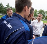 Wilfried Porth begrüßt die neuen Auszubildenden des Mercedes-Benz Werks Sindelfingen. Bild: Daimler AG